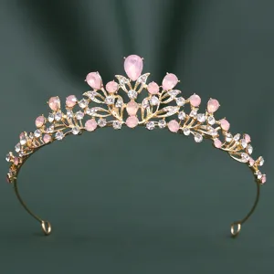 Vue détaillée d'un diadème de mariée baroque doré orné de strass rose et transparents scintillants.