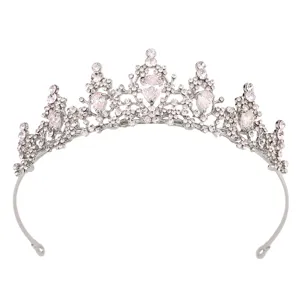 Nahaufnahme des exquisiten Strass-Diadems mit funkelnder Kristall-Handwerkskunst und Design.