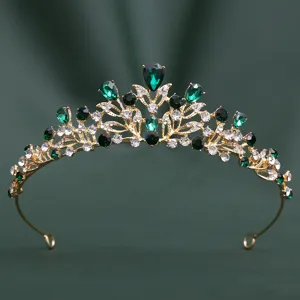 Diadème strass or baroque gros plan détail, accessoire cheveux mariage élégant.