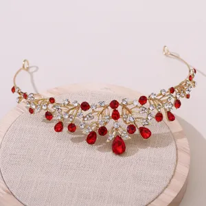 Detail de tiare couronne strass alliee baroque exquis, accessoire cheveux cristaux rouges.