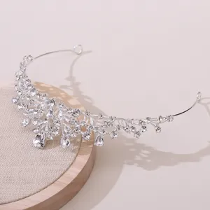 Diadème de strass exquis en détail, accessoire de cheveux en cristal pour la mariée.