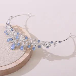 Détail exquis de tiare de mariée argentée avec des strass bleus brillants et cristaux.