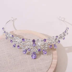 Vue rapprochée détaillée de l'élégante tiare de mariée baroque argentée aux strass violets.