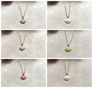 Détail du collier pendentif coquillage, strass exquis et jolies variantes en émail.