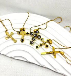 Ensemble de colliers pendentifs croix vintage en acier inoxydable, détail de bijoux dorés.