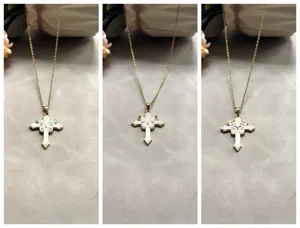 Vue détaillée du collier pendentif croix papillon en alliage avec plusieurs couleurs.