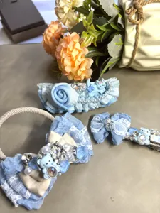 Ensemble d'accessoires de cheveux bleus faits main avec dentelle et jolies perles.
