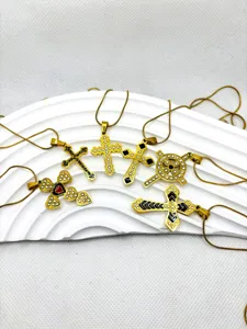 Collier pendentif croix en acier titane hip-hop détails avec magnifiques cristaux.