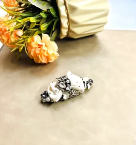 Détail pince à cheveux nœud strass, élégant accent perle, accessoire cheveux cristal scintillant.
