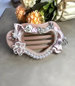Élégante pince à cheveux rose avec perles, strass et nœuds pour femmes et filles.