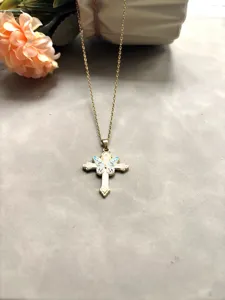 Collier croix en alliage doré avec pendentif papillon émail bleu, bijou tendance.