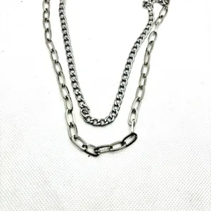 Collier de chaîne double couche en acier inoxydable détail pour style hip-hop quotidien