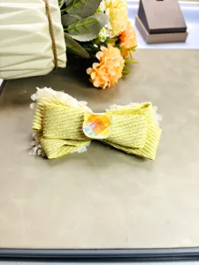 Pince à cheveux nœud en peluche jaune avec strass chat, accessoire mignon pour le style quotidien.
