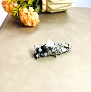Pince à cheveux chiot en strass de luxe avec nœud mignon, accessoire élégant et doux.