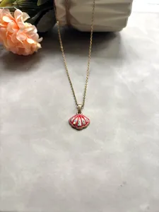 Vue détaillée collier chaîne dorée avec pendentif coquillage émail rouge et strass