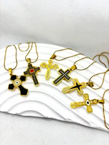 Ensemble de magnifiques colliers croisés en acier titane, bijoux design tendance.