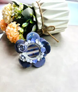 Pince à cheveux fleur bleue avec perles et strass, élégant accessoire pour femmes.