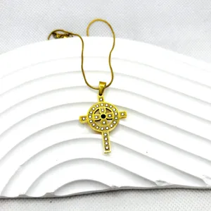 Collier croix en acier titane hip-hop, vue détaillée du pendentif tendance avec des pierres.