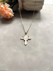 Collier avec pendentif croix ton or et design papillon complexe, chaîne en alliage élégante.