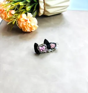 Pince à cheveux artisanale exquise avec nœud noir, cœur rose, perles et strass.