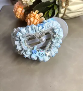 Vue détaillée de la jolie pince à cheveux cœur bleu avec volants, perles et charmant décor de chat.