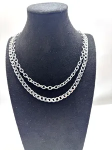 Gros plan sur un collier chaîne Cuban en acier inoxydable double couche, bijoux hip-hop.