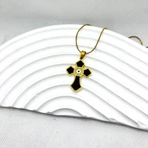 Collier croix plaqué or en acier titane chic avec pendentif mauvais œil, bijou tendance.