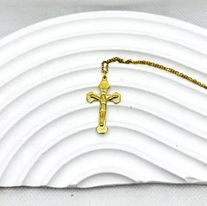 Vue détaillée du pendentif croix dorée, élégant accessoire de bijouterie rétro vintage.