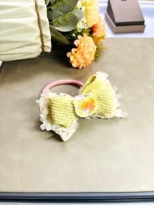 Joli chouchou nœud papillon avec dentelle et pendentif chat, accessoire de cheveux.