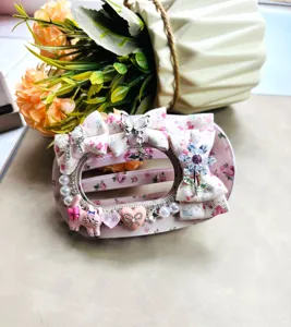 Grande pince à cheveux bec de canard florale décorée de strass perles nœuds et chat rose