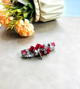 Vue détaillée de élégante pince à cheveux nœud rouge strass perle, barrette latérale élégante.