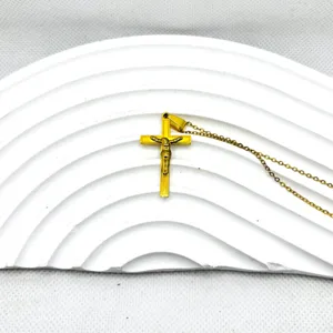 Vue détaillée du collier avec pendentif croix en acier inoxydable doré au design vintage classique.