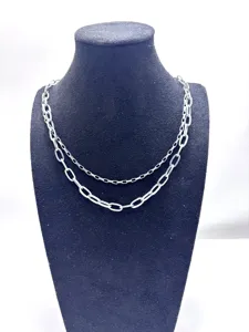 Vue de détail rapprochée du collier à double chaîne en acier au titane argenté et texturé.
