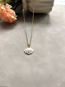 Collier pendentif coquillage doré avec émail blanc et strass pour femmes style océan.