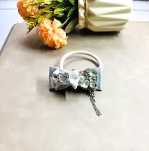 Chouchou nœud papillon strass avec chaîne pendante, accessoire cheveux cristal élégant.