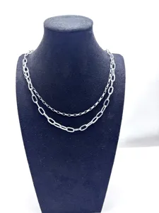 Collier double couche en acier inoxydable vue de détail, bijoux de rue tendance.