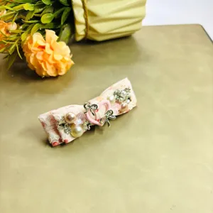Chic pince à cheveux nœud rose avec perles élégantes et strass étincelants pour femmes.