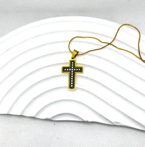 Collier croix plaque or en acier titane pendentif style vintage bijoux detail photo