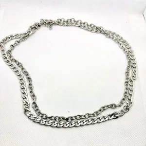 Vue détaillée du collier à chaîne métallique double, style hip-hop en acier inoxydable.