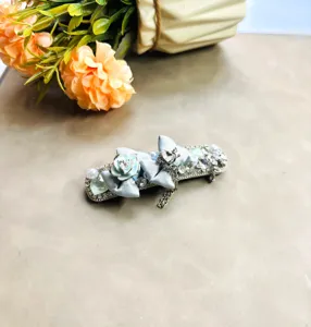 Pince à cheveux élégante nœud perle strass pour femmes, accessoire brillant pour quotidien.