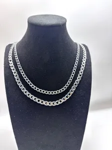 Vue en gros plan du collier de chaîne cubaine en acier titane argenté à double couche urbain.