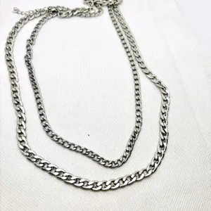 Collier chaîne gourmette double, bijoux hip hop acier titane minimaliste détail.