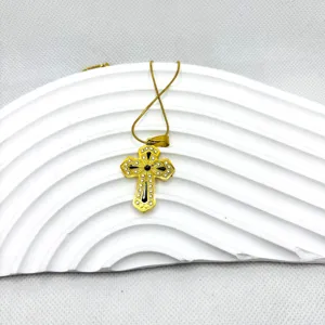 Collier pendentif croix strass dorée au design gothique, élégant bijou en acier au titane.