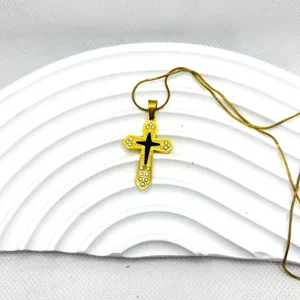 Collier croix en acier titane plaqué or avec pendentif émail noir et strass tendance