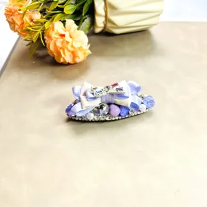 Exquise pince a cheveux perle strass avec nœud, vue de detail montre l'artisanat raffine.