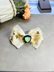 Jolie pince à cheveux nœud en dentelle florale pour femme, accessoire élégant mode.