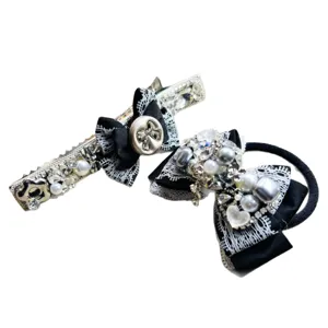 Ensemble élégant de pince à cheveux et élastique noir avec perles et strass scintillants.
