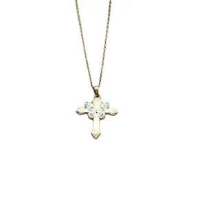 Élégant collier pendentif croix papillon doré avec de beaux détails en émail pour femmes.