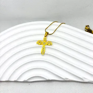 Collier croix en acier titane plaqué or avec strass, bijoux minimalistes et tendance.
