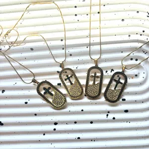 Collier Pendentif Croix en Acier Titane Plaqué Or Méandre Grec Vintage pour Femme Bijoux de Mode en Émail avec Strass Cadeau